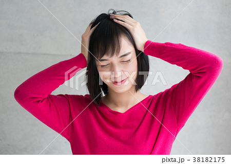 頭を抱える女性 頭を抱える女性 38182175