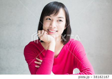 考える女性 38182187