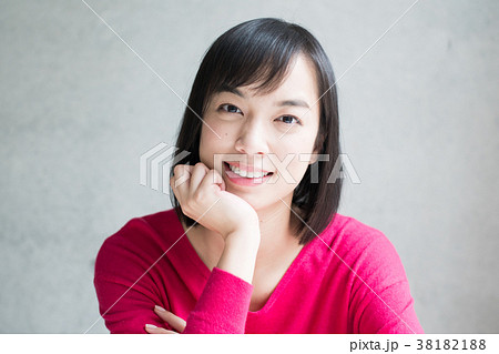 考える女性 38182188