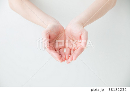 【切抜パス付き】なにかを持つ手 38182232