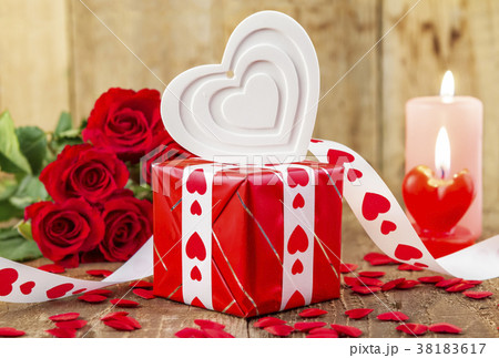 Shape of white heart in front of roses Shape of white heart in front of roses 38183617