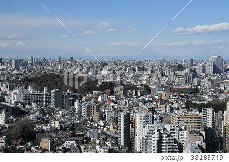 日本の東京都市景観「文京区方面などを望む」（木々が広がるところは小石川植物園） 38183749