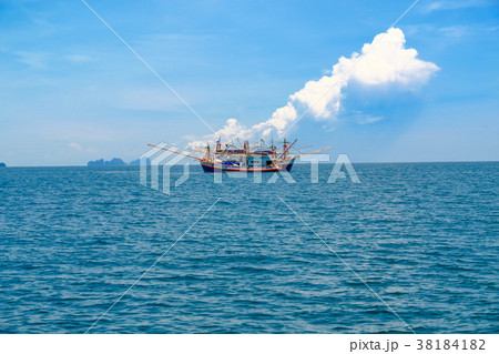 Fishermen sail their longtail boats out to sea 38184182