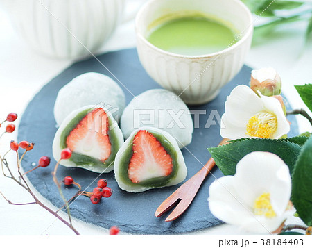 抹茶のイチゴ大福でティータイム 抹茶のイチゴ大福でティータイム 38184403
