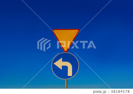 Give way road sign 38184578