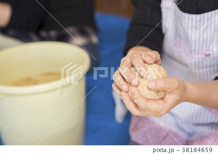 味噌作り体験イメージ 容器に移す 味噌作り体験イメージ 容器に移す 38184659