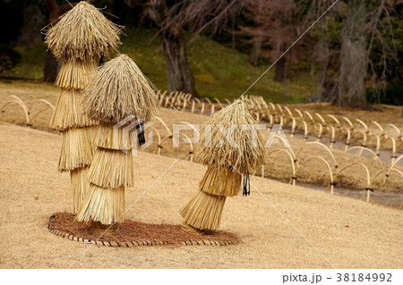 藁ぼっちのある庭園 38184992