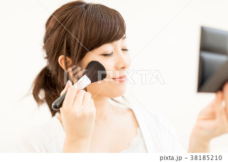 ブラシを使う女性 38185210