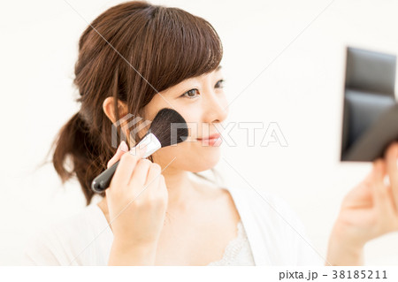 ブラシで化粧をする女性 38185211
