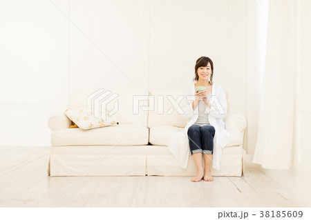 ソファーでコーヒーを飲む女性 38185609