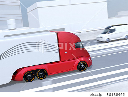 高速道路に縦列走行している赤色の自動運転電動トラックミニバン 38186466