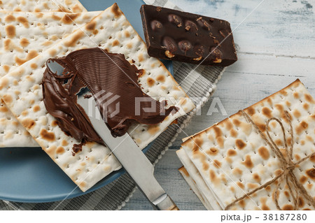Matzah bread with chocolate cream and knife 38187280