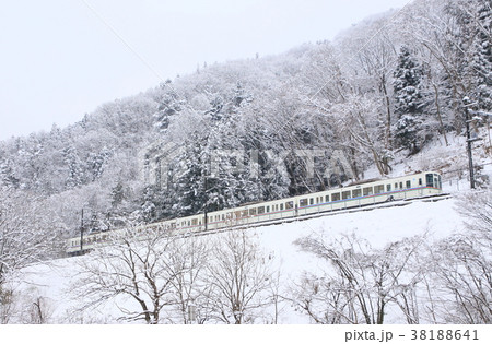 西武秩父線と雪景色 38188641