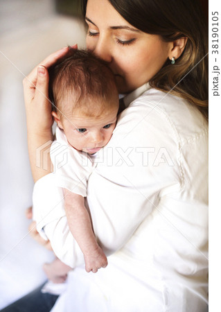 Young mother holding her newborn child 38190105