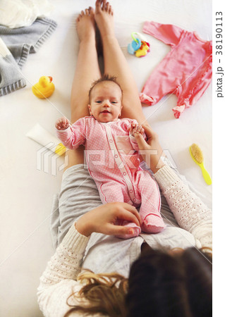 Young mother holding her newborn child 38190113