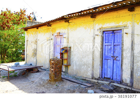 Old house and door near Pune, Maharashtra Old house and door near Pune, Maharashtra 38191077