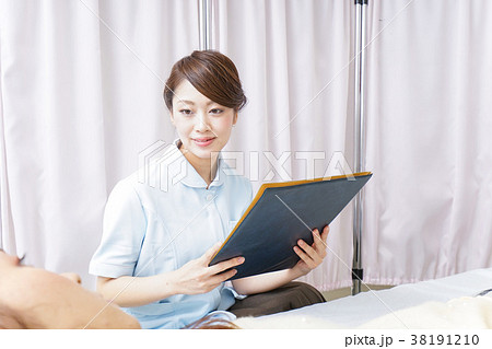 入院患者を回る看護師 入院患者を回る看護師 38191210
