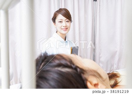 入院患者を回る看護師 38191219