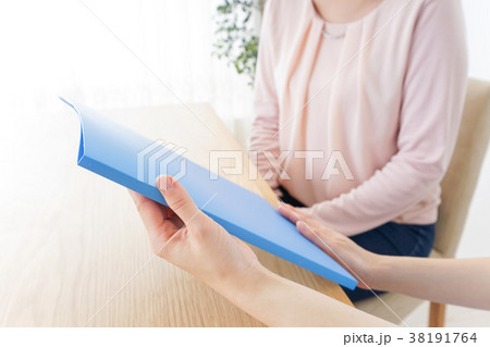 病院で説明を聞く女性 病院で説明を聞く女性 38191764