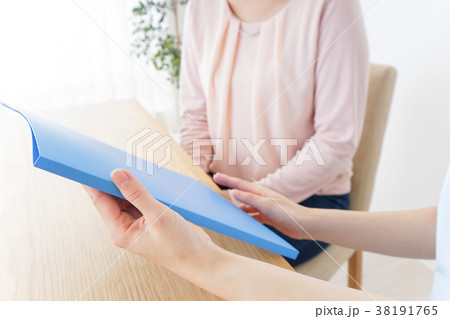 病院で説明を聞く女性 病院で説明を聞く女性 38191765