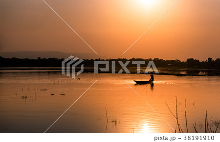 lanscape fishing boat in lake 38191910