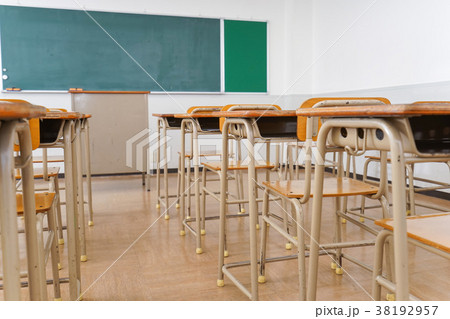 学校の教室 38192957