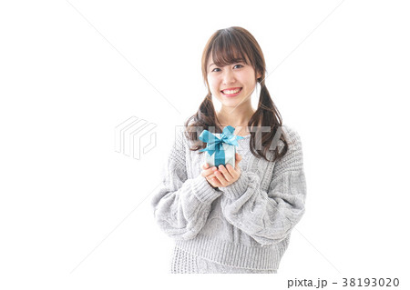 プレゼントを持つ女性 プレゼントを持つ女性 38193020