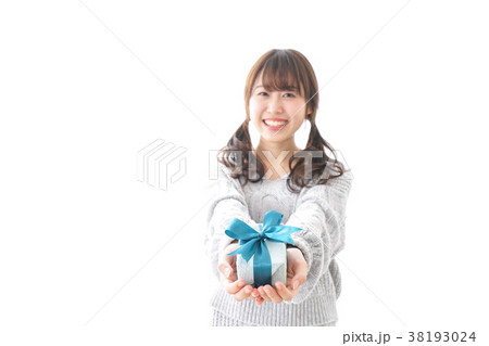 プレゼントを持つ女性 プレゼントを持つ女性 38193024