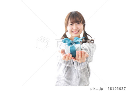 プレゼントを持つ女性 プレゼントを持つ女性 38193027
