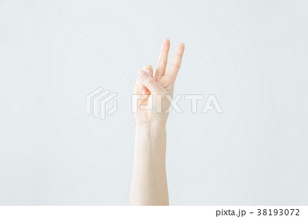 【切抜パス付き】2のハンドサイン 【切抜パス付き】2のハンドサイン 38193072
