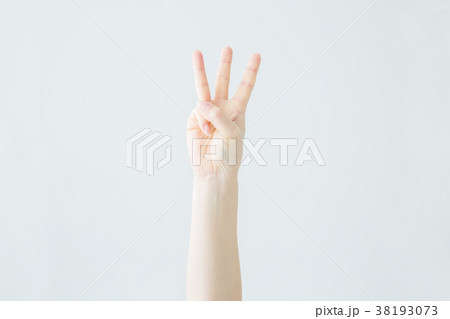 【切抜パス付き】3のハンドサイン 【切抜パス付き】3のハンドサイン 38193073