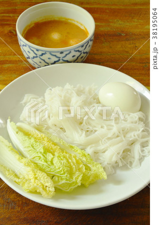 rice noodles and boiled egg with fish curry 38195064