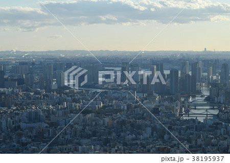 日本の東京都市景観・勝どき方面などを望む（右奥に横浜みなとみらい21が見える） 38195937