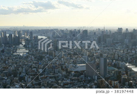 日本の東京都市景観・隅田川や港区などの高層ビルを望む（左奥に横浜みなとみらい21が見える） 38197448