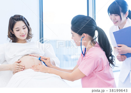 医療スタッフ、妊婦さん、触診、お腹 医療スタッフ、妊婦さん、触診、お腹 38199643