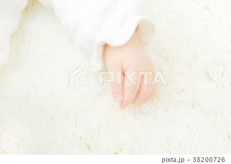 乳児　手元 38200726