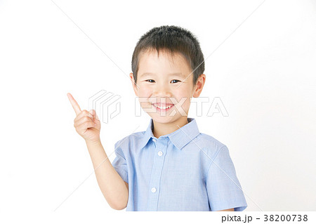 男の子　指差し 38200738