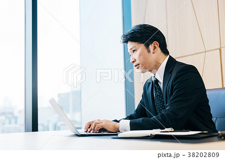 ビジネススーツ ミドル男性 ビジネススーツ ミドル男性 38202809