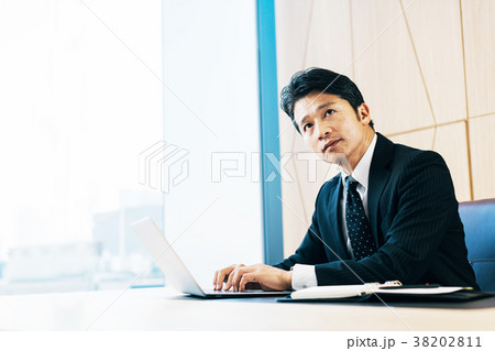 ビジネススーツ　ミドル男性　 38202811
