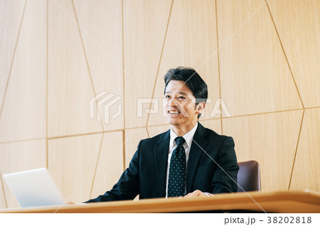 ビジネススーツ　ミドル男性　 38202818