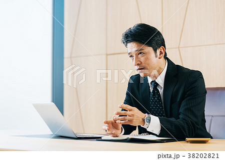 ビジネススーツ　ミドル男性　 38202821