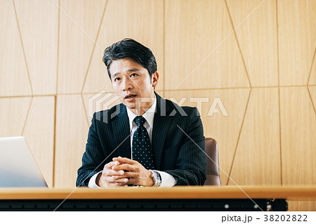 ビジネススーツ　ミドル男性　 38202822