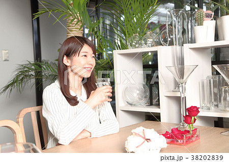 喫茶店の女性 喫茶店の女性 38202839