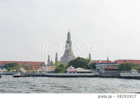 タイ バンコク チャオプラヤ川からの風景 街並み ワットアルン 暁の塔 の写真素材