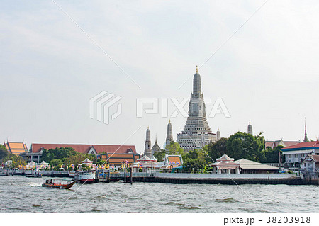 タイ バンコク チャオプラヤ川からの風景 街並み ワットアルン 暁の塔 の写真素材