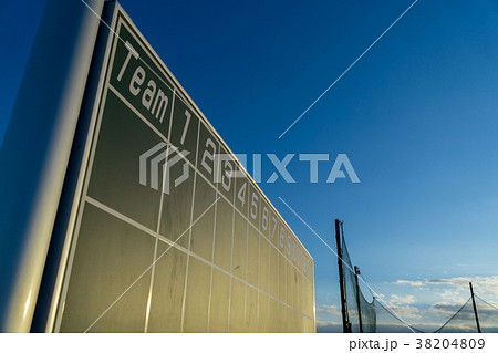 野球　朝日を浴びるスコアボード 38204809