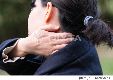肩を押さえる女性 38205073