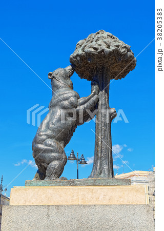 Sculpture of  Bear and the Madrono tree 38205383
