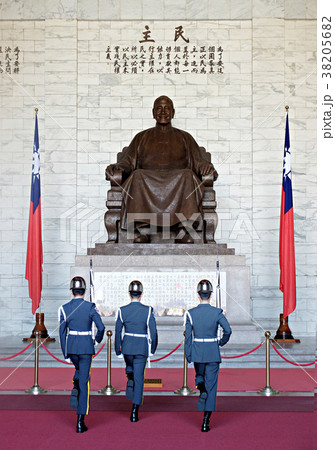 The bronze statue of Chiang Kai-shek 38205682