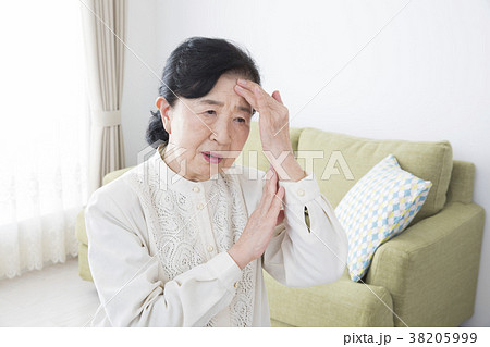 70代女性 70代女性 38205999